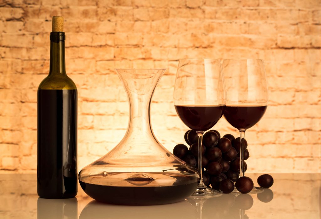 デキャンタと赤ワインとグラス